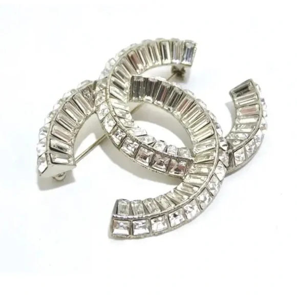 ✨ CHANEL ✨ Stunning Baguette Crystal CC Silver Brooch - Picture 6 of 9
